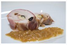 Rollo de pavo con cebolla caramelizada