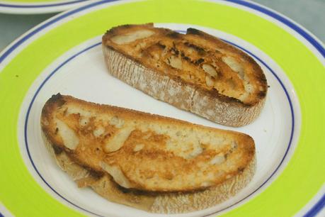 Tosta griega de pimientos asados caseros y queso feta