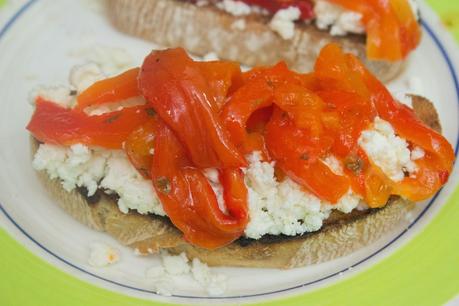 Tosta griega de pimientos asados caseros y queso feta
