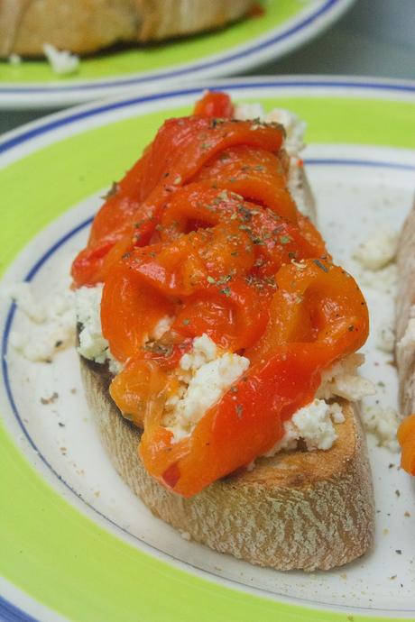 Tosta griega de pimientos asados caseros y queso feta