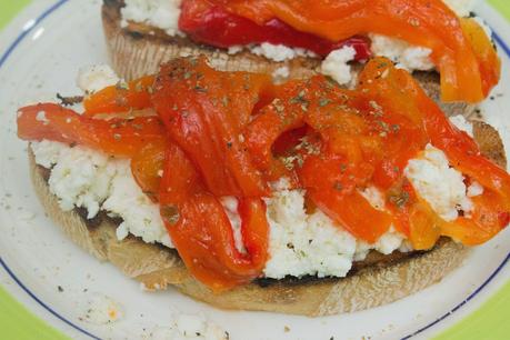 Tosta griega de pimientos asados caseros y queso feta
