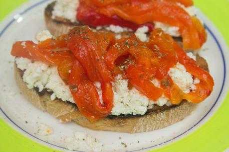 Tosta griega de pimientos asados caseros y queso feta