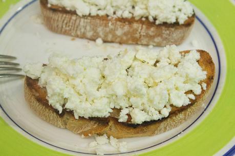 Tosta griega de pimientos asados caseros y queso feta