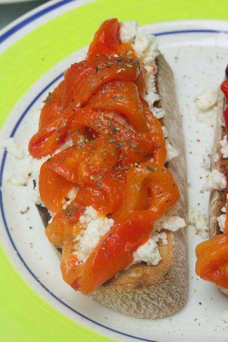 Tosta griega de pimientos asados caseros y queso feta
