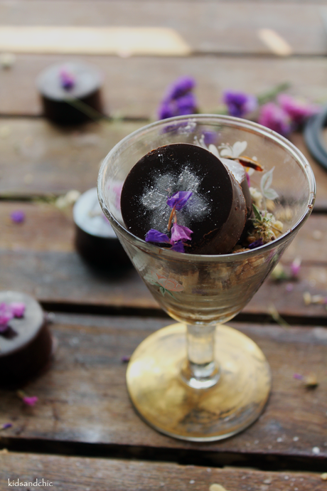 Bombones de muesli de chocolate , galletas y frutos rojos Bombones de muesli de chocolate , galletas y frutos rojos