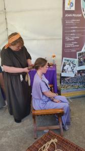 Realizando un peinado romano.