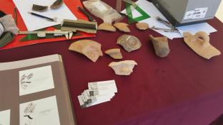 Mesa de trabajo de dibujo arqueológico.