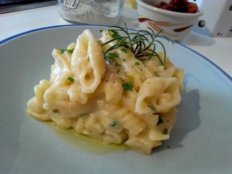 Pasta con patatas y queso provolone, Pasta con patatas, recetas de pasta fáciles de hacer, recetas italianas de pasta fáciles, recetas de cocina italiana, recetas de comida italiana, recetas italianas, pastas con patatas y queso provolone, pasta con patatas y queso, Pasta patate e provola affumicata, pasta with provolone cheese, italian pasta and potatoes recipe pastapatatasprovola8