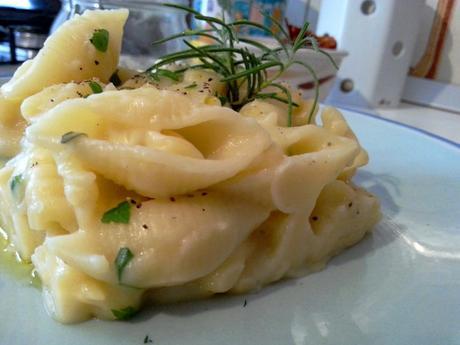 Pasta con patatas y queso provolone, Pasta con patatas, recetas de pasta fáciles de hacer, recetas italianas de pasta fáciles, recetas de cocina italiana, recetas de comida italiana, recetas italianas, pastas con patatas y queso provolone, pasta con patatas y queso, Pasta patate e provola affumicata, pasta with provolone cheese, italian pasta and potatoes recipe pastapatatasprovola