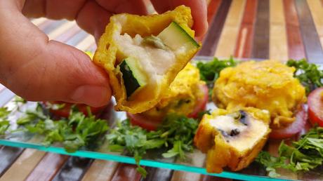 Bocados de zucchini y champiñones en tempura rellenos de queso vegano MozzaRisella