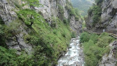 UN PASEO POR EL DESFILADERO DEL CARESMoisés Cayetano Rosa...