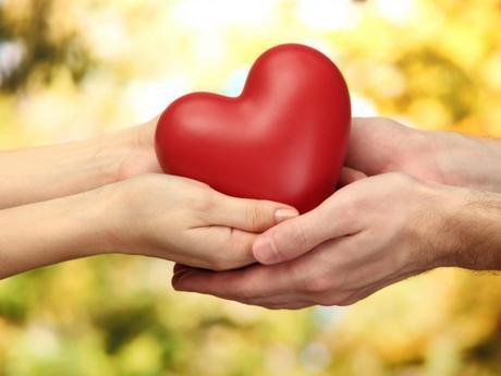 ¿Cómo enseñar a los niños a ser emocionalmente inteligentes? manos-de-una-pareja-sosteniendo-un-corazon_8953