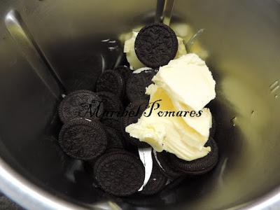 Tarta chocolate blanco y galletas oreo.