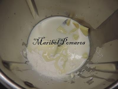 Tarta chocolate blanco y galletas oreo.