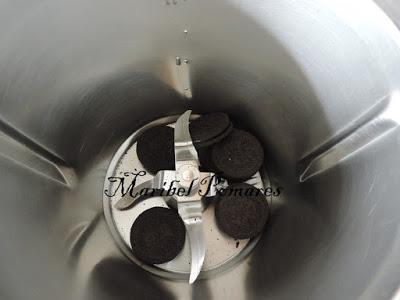 Tarta chocolate blanco y galletas oreo.
