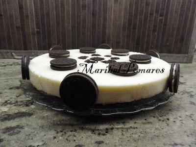 Tarta chocolate blanco y galletas oreo.