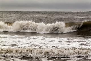 El mar rompiendo en la costa con olas y espuma