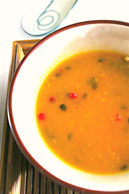 Vinagreta de maracuyá y tomate con miel y pimienta rosa