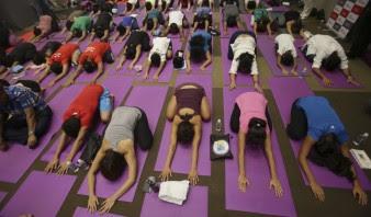 Fanáticos del yoga invaden Times Square