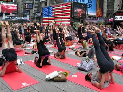 Fanáticos del yoga invaden Times Square