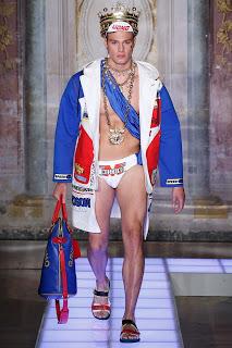 Moschino presenta su colección de hombre.