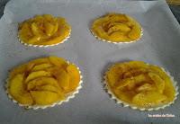 Tartitas de hojaldre y melocotón al anís