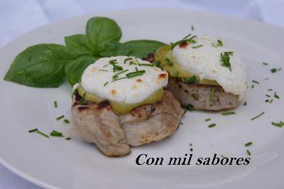 SOLOMILLO CON MOSTAZA A LA PIMIENTA VERDE Y QUESO DE CABRA SOLOMILLO CON MOSTAZA A LA PIMIENTA VERDE Y QUESO DE CABRA