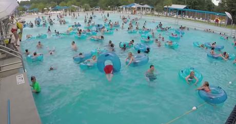 ¿Puedes ver al niño que se ahoga en esta piscina pública antes que la socorrista?