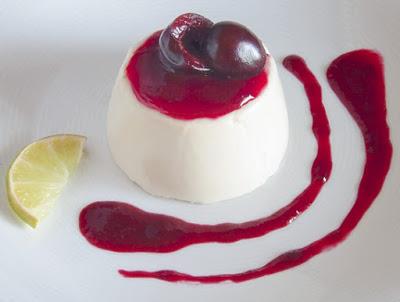 Panna cotta con culis de cereza, lima y ribeiro