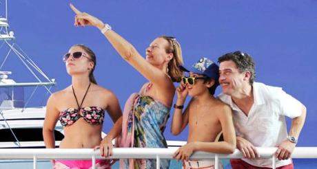 Se estrena #VacacionesEnFamilia, comedia que satiriza al arribismo chileno