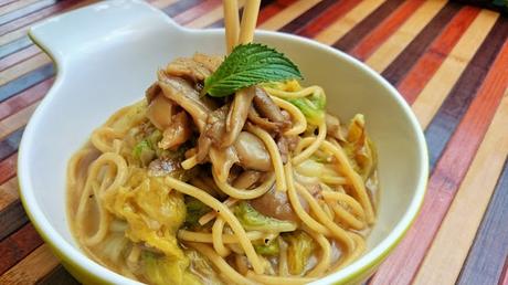 Pasta con salteado de col china y champiñones ostra