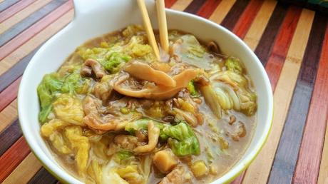 Pasta con salteado de col china y champiñones ostra