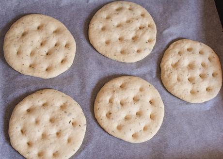 Mini focaccia con aceitunas y tomates secos