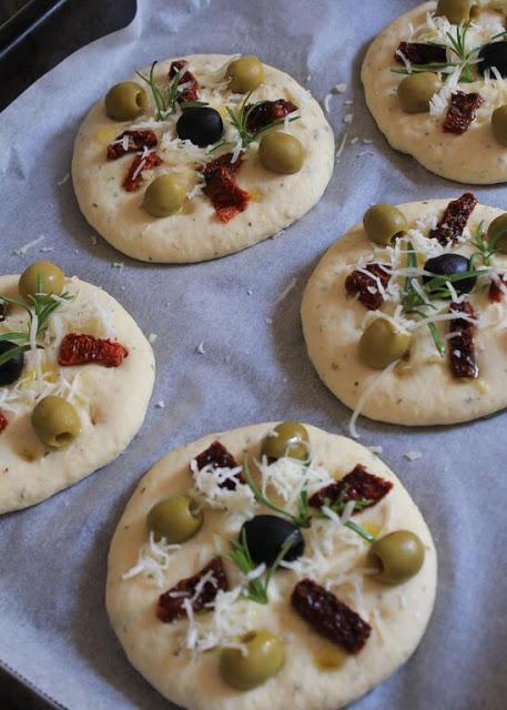 Mini focaccia con aceitunas y tomates secos