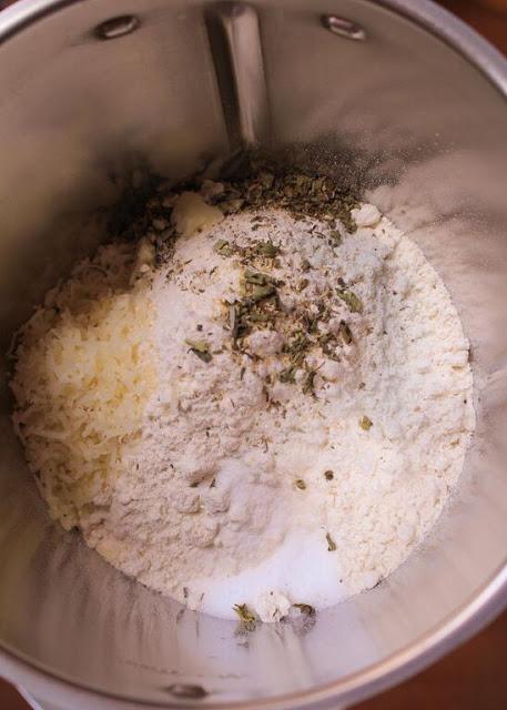 Mini focaccia con aceitunas y tomates secos