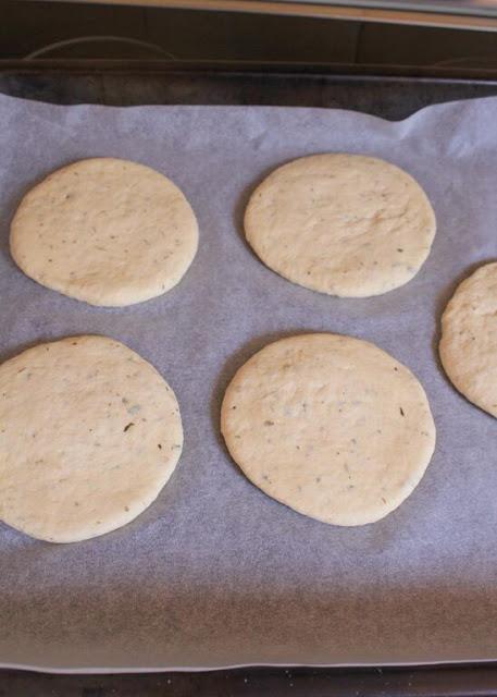 Mini focaccia con aceitunas y tomates secos