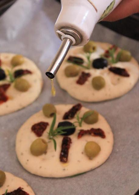 Mini focaccia con aceitunas y tomates secos