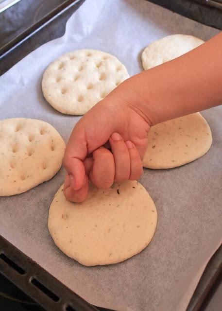 Mini focaccia con aceitunas y tomates secos