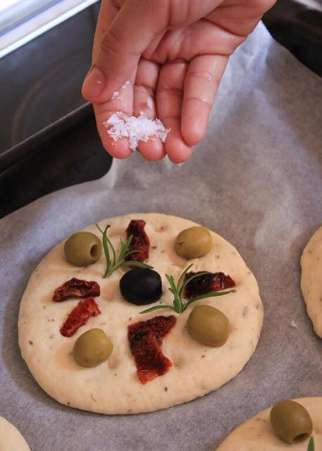 Mini focaccia con aceitunas y tomates secos