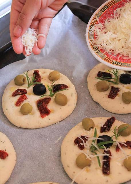 Mini focaccia con aceitunas y tomates secos