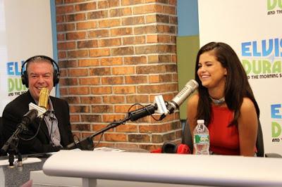 Selena Gomez con Elvis Duran en The Morning Show.