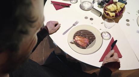 Proyecciones sobre las mesas para entretener a los clientes de un restaurante