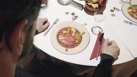 Proyecciones sobre las mesas para entretener a los clientes de un restaurante