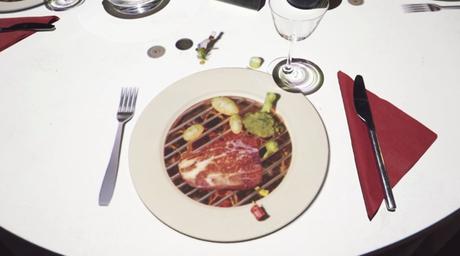 Proyecciones sobre las mesas para entretener a los clientes de un restaurante