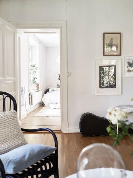 salón fresco y veraniego a la nórdica plantas para refrescar el ambiente interiores plantas flores decoración primavera verano decoración en blaco cambio de armario en casa blog decoración nórdica blog decoracion interiores 