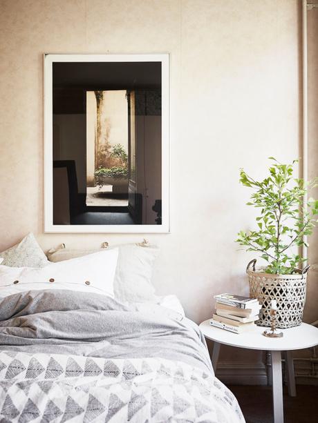 salón fresco y veraniego a la nórdica plantas para refrescar el ambiente interiores plantas flores decoración primavera verano decoración en blaco cambio de armario en casa blog decoración nórdica blog decoracion interiores 