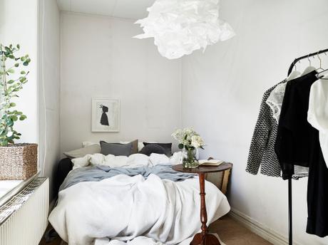 salón fresco y veraniego a la nórdica plantas para refrescar el ambiente interiores plantas flores decoración primavera verano decoración en blaco cambio de armario en casa blog decoración nórdica blog decoracion interiores 