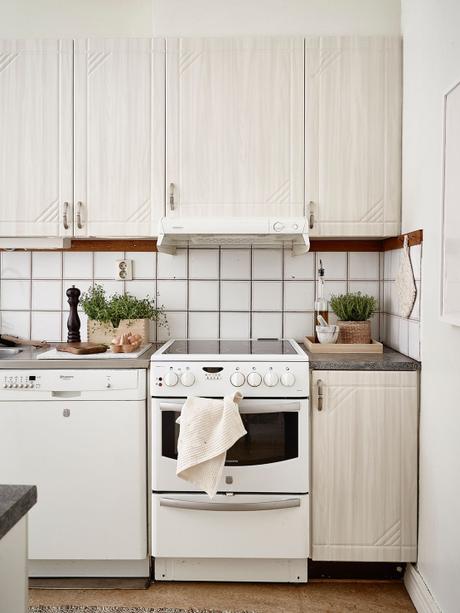 salón fresco y veraniego a la nórdica plantas para refrescar el ambiente interiores plantas flores decoración primavera verano decoración en blaco cambio de armario en casa blog decoración nórdica blog decoracion interiores 