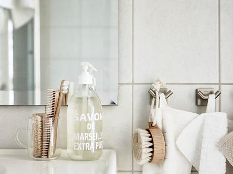 salón fresco y veraniego a la nórdica plantas para refrescar el ambiente interiores plantas flores decoración primavera verano decoración en blaco cambio de armario en casa blog decoración nórdica blog decoracion interiores 