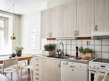 salón fresco y veraniego a la nórdica plantas para refrescar el ambiente interiores plantas flores decoración primavera verano decoración en blaco cambio de armario en casa blog decoración nórdica blog decoracion interiores 